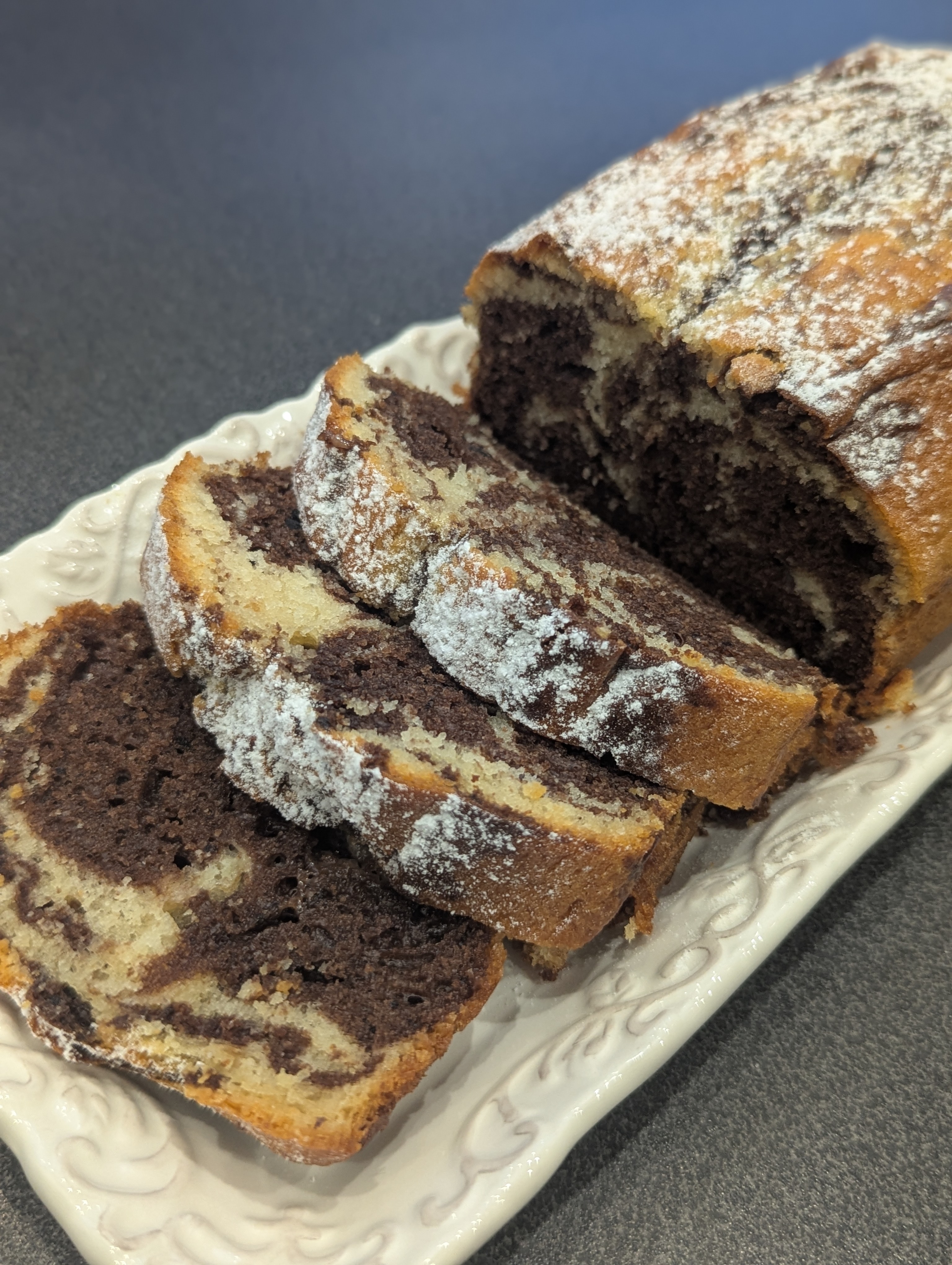 Cake marbré au chocolat et à la vanille. Le goûter idéal des enfants